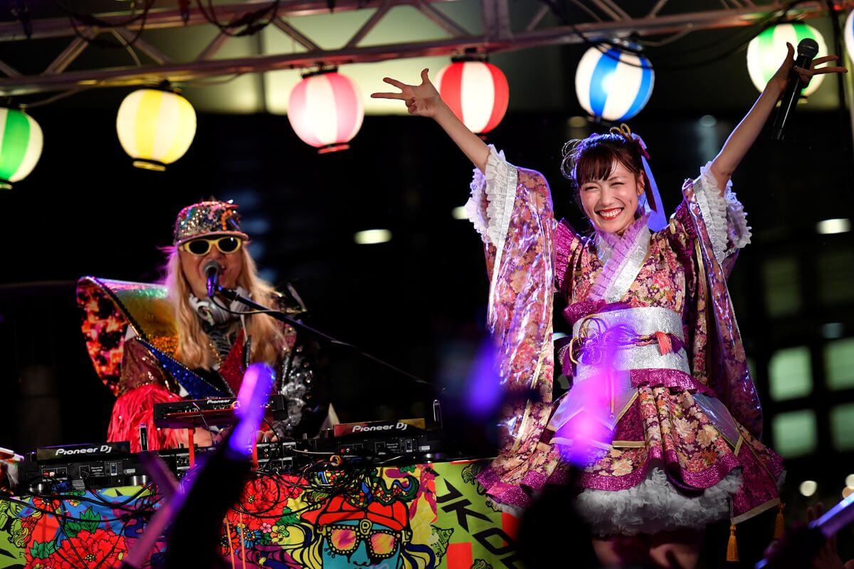 【イベントレポート】 浜松町の夏の風物詩 第17回ハマサイトの夏祭り DJ KOOによるリミックス盆踊り「EZ BON DANCE」 サンプラザ中野くん、新浜レオン、高城れにらのステージに5,000人が熱狂!